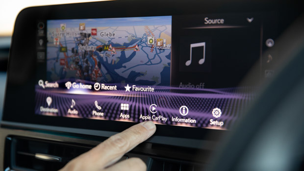 Lexus ES 300h Sports Luxury 2022 touchscreen