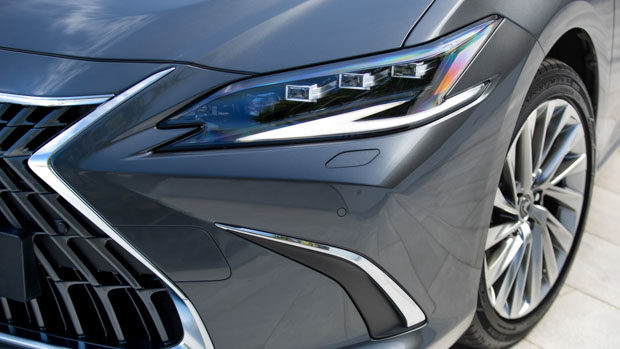 Lexus ES 300h Sports Luxury 2022 grille