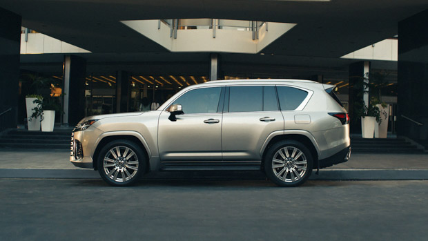 Lexus LX 2022 side profile street