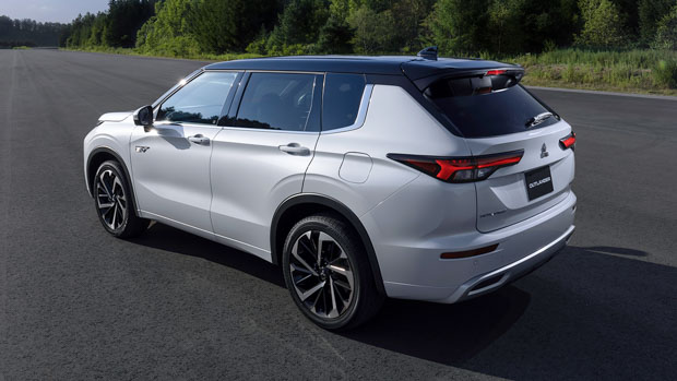 Mitsubishi Outlander PHEV 2022 rear 3/4