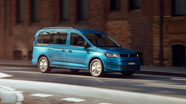 2022 Volkswagen Caddy Maxi Life blue van driving front 3/4 image 1