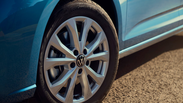 2022 Volkswagen Caddy Maxi Life blue van exterior wheel