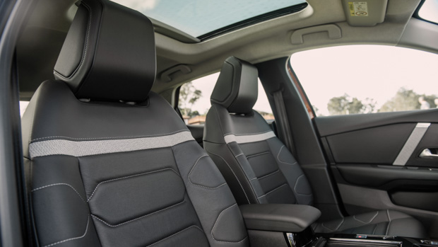 Citroen C4 Shine 2022 front cabin