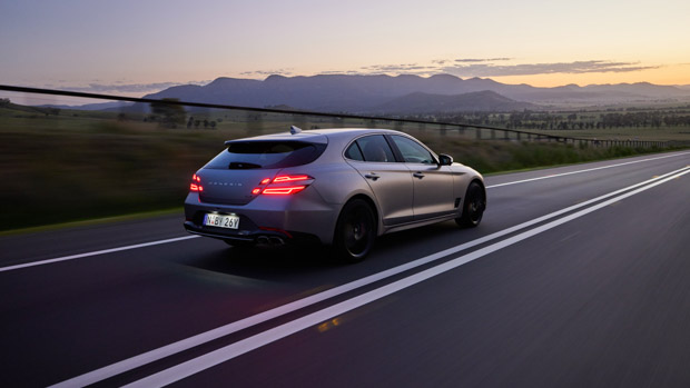 Genesis G70 Shooting Brake rear 3/4 driving