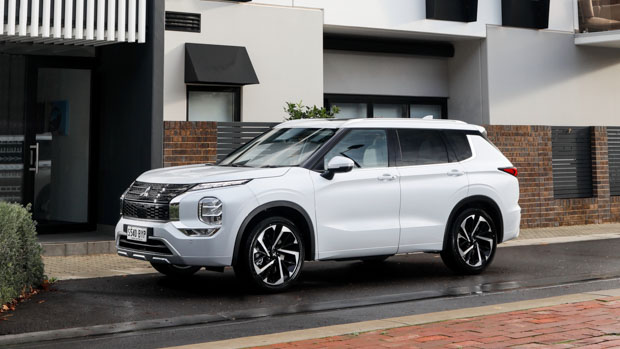 Mitsubishi Outlander 2022 white front end