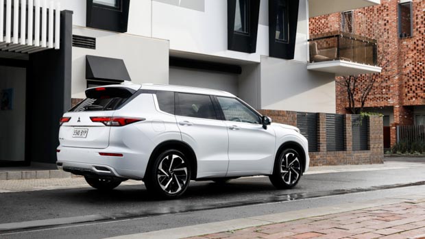 Mitsubishi Outlander 2022 white rear end
