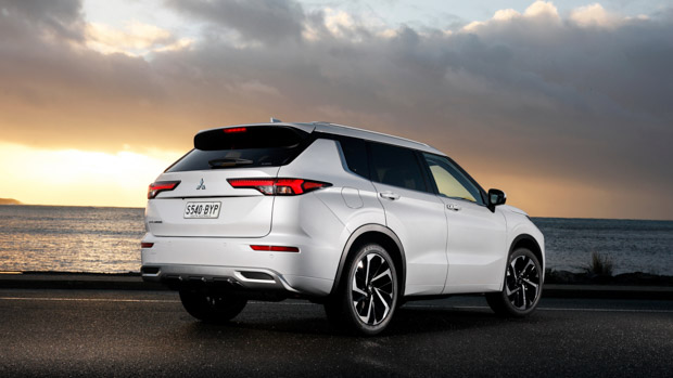 Mitsubishi Outlander 2022 white rear end