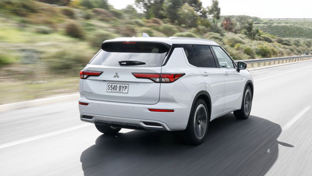 Mitsubishi Outlander 2022 white rear end