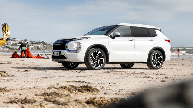 Mitsubishi Outlander 2022 side profile