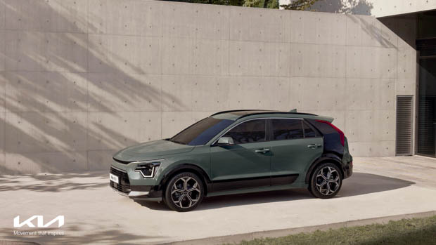 Kia Niro 2022 side view green