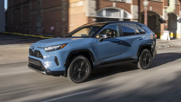 Toyota RAV4 XSE 2022 US front 3/4 driving