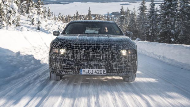 BMW i7 prototype 2022 front driving