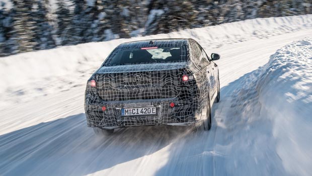 BMW i7 prototype 2022 rear driving