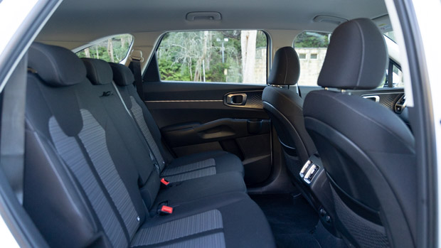 Kia Sorento S V6 2022 rear seats