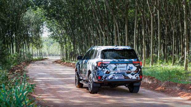 Ford Everest 2022 dirt road rear end shot
