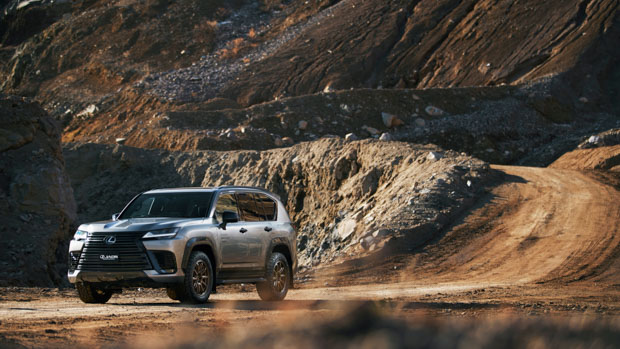 Lexus LX 600 Offroad special front 3/4 distance