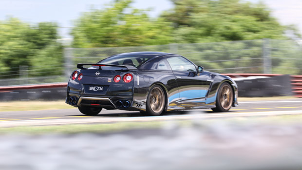 Nissan GT-R T-Spec 2022 dynamic 2