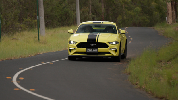 2022 Ford Mustang GT Fastback V8 Coupé gelb - dynamischer Frontschuss 3/4 #1