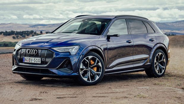 Audi E-tron S 2022 front 3/4