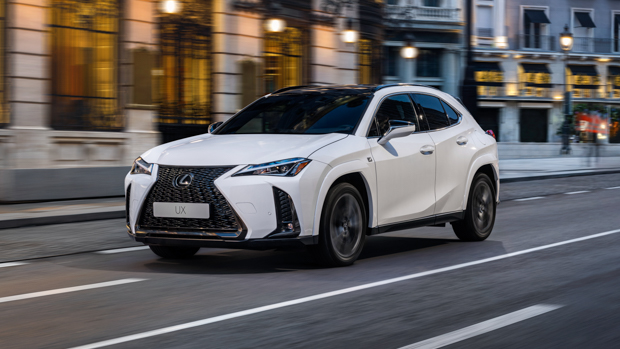 Lexus UX 2023 front 3/4