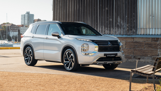 Mitsubishi Outlander 2022 front 3/4 static water