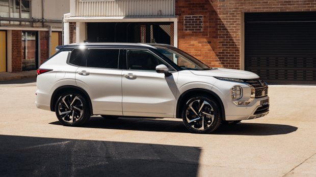 Mitsubishi Outlander 2022 front 3/4 static