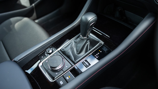 Mazda 3 G25 Evolve SP 2022 interior gearstick