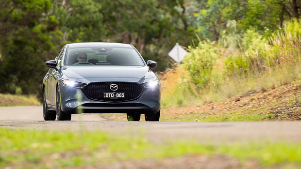 Mazda 3 G25 Evolve SP 2022 front 3/4 driving 2