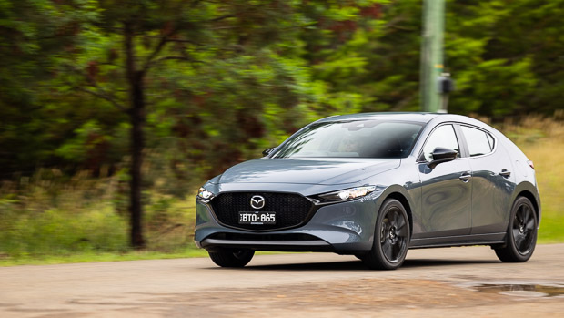Mazda 3 G25 Evolve SP 2022 front 3/4 driving