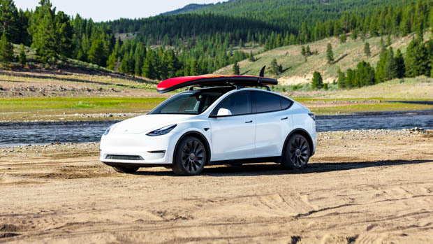 Tesla Model Y 2022 white surfboard