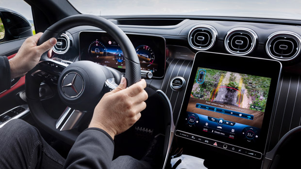 Mercedes-Benz GLC 2023 AMG Line driving