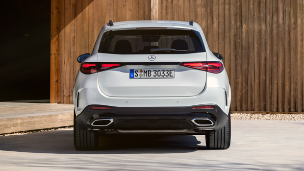 Mercedes-Benz GLC 2023 AMG Line white