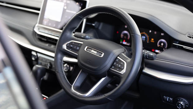 Jeep Compass S-Limited steering wheel