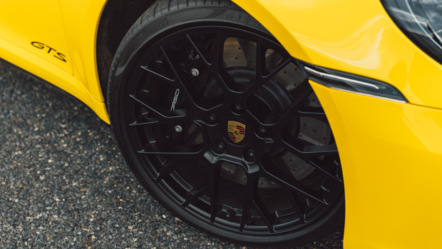 2022-Porsche-911-GTS-coupe-yellow---wheel