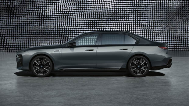 2023 BMW 7 Series side angle