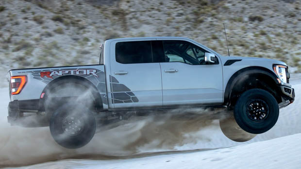 Ford F-150 Raptor R 2022 jumping
