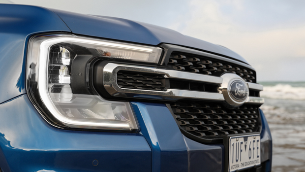 Ford Ranger XLT 2022 lights and grille