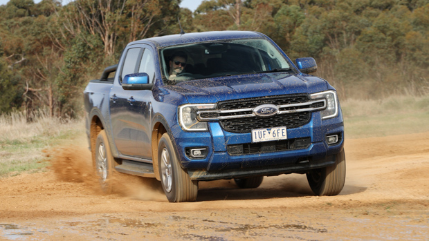 Ford Ranger XLT 2022 dirt track cornering