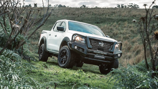 Nissan Navara SL Warrior green grass