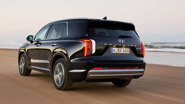 Hyundai Palisade 2022 tracking shot