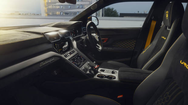 Lamborghini Urus Perfomante interior side