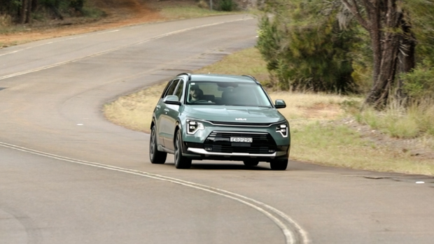 Kia Niro HEV GT-Line 2022 front 3/4 driving