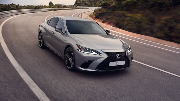 Lexus ES F Sport 2022 driving