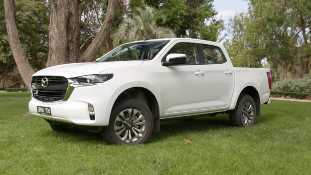 Mazda BT-50 1.9 XS 2022 front 3/4