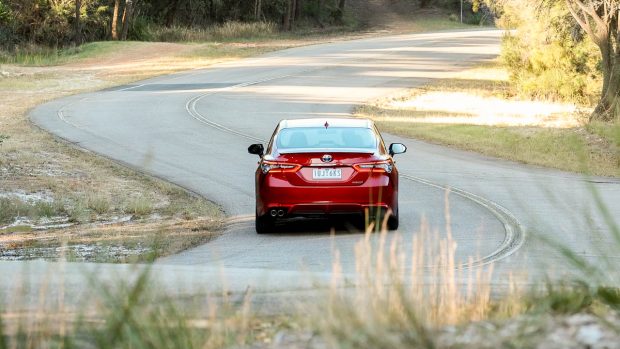 Toyota Camry SX Hybrid 2022-3