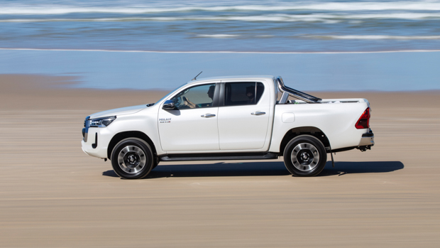 Toyota Hilux SR5 2022 side