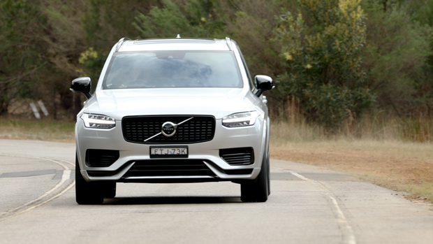 2022 Volvo XC90 Recharge PHEV SUV White - exterior, front 3/4 driving shot #2