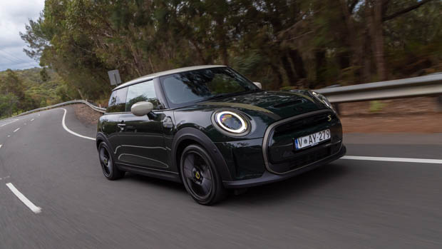 Mini Electric Resolute 2022 front 3/4 road