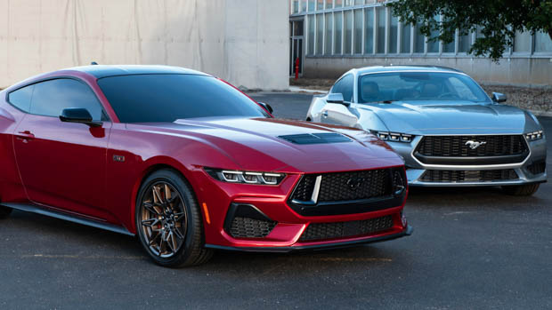 Ford Mustang 2023 red and silver duo