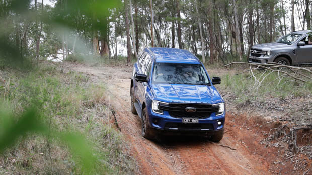 Ford Everest 2022 blue downhill run
